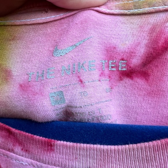 Modern upcycled ice tie dyed nike tee shirt - Picture 6 of 6